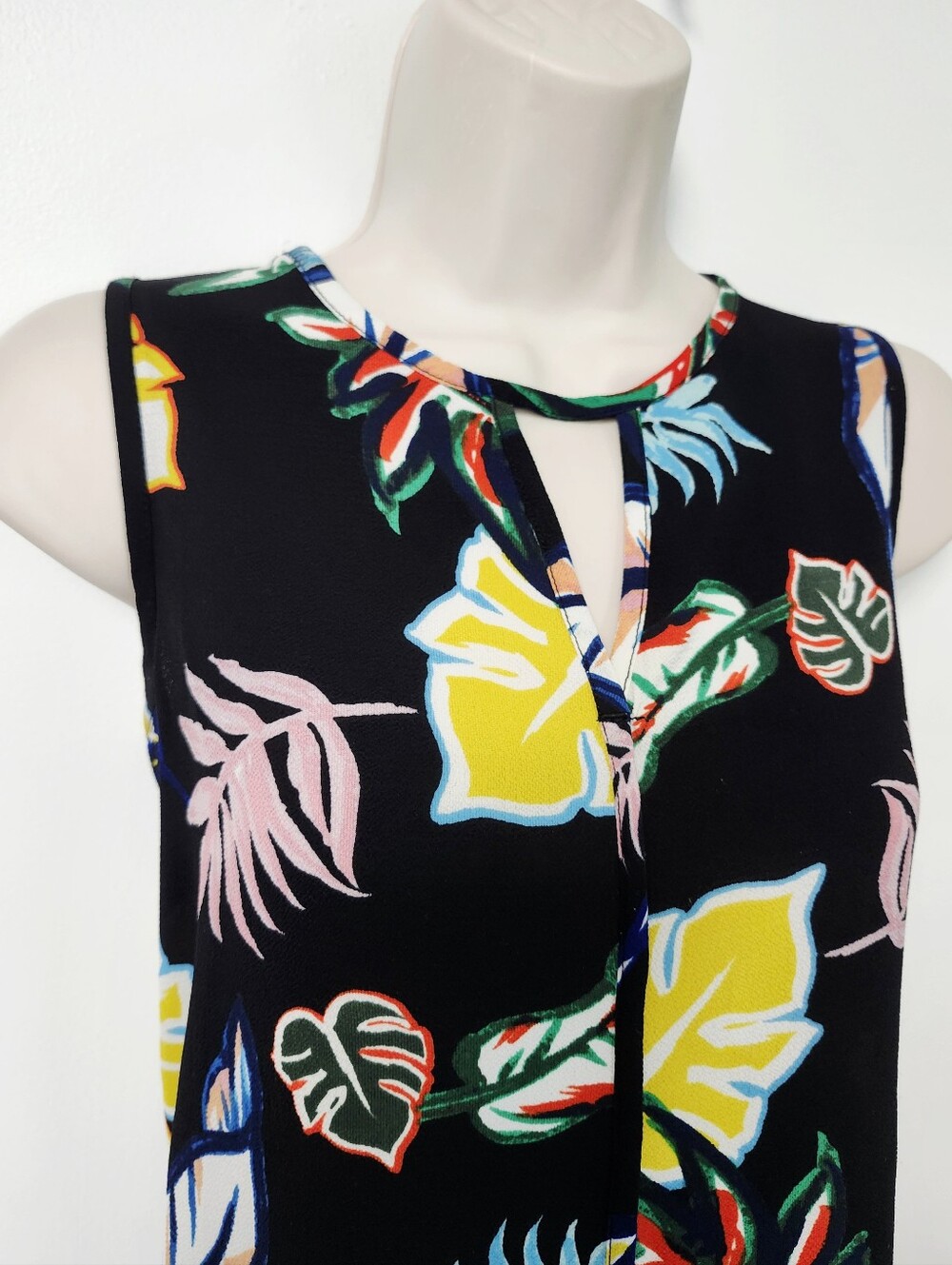 C&E Sleeveless Black Tropical Print Blouse - Picture 10 of 11